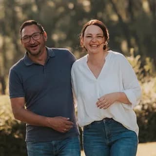 Dominik y Sabrina de Wienen Media en un prado a la luz del atardecer