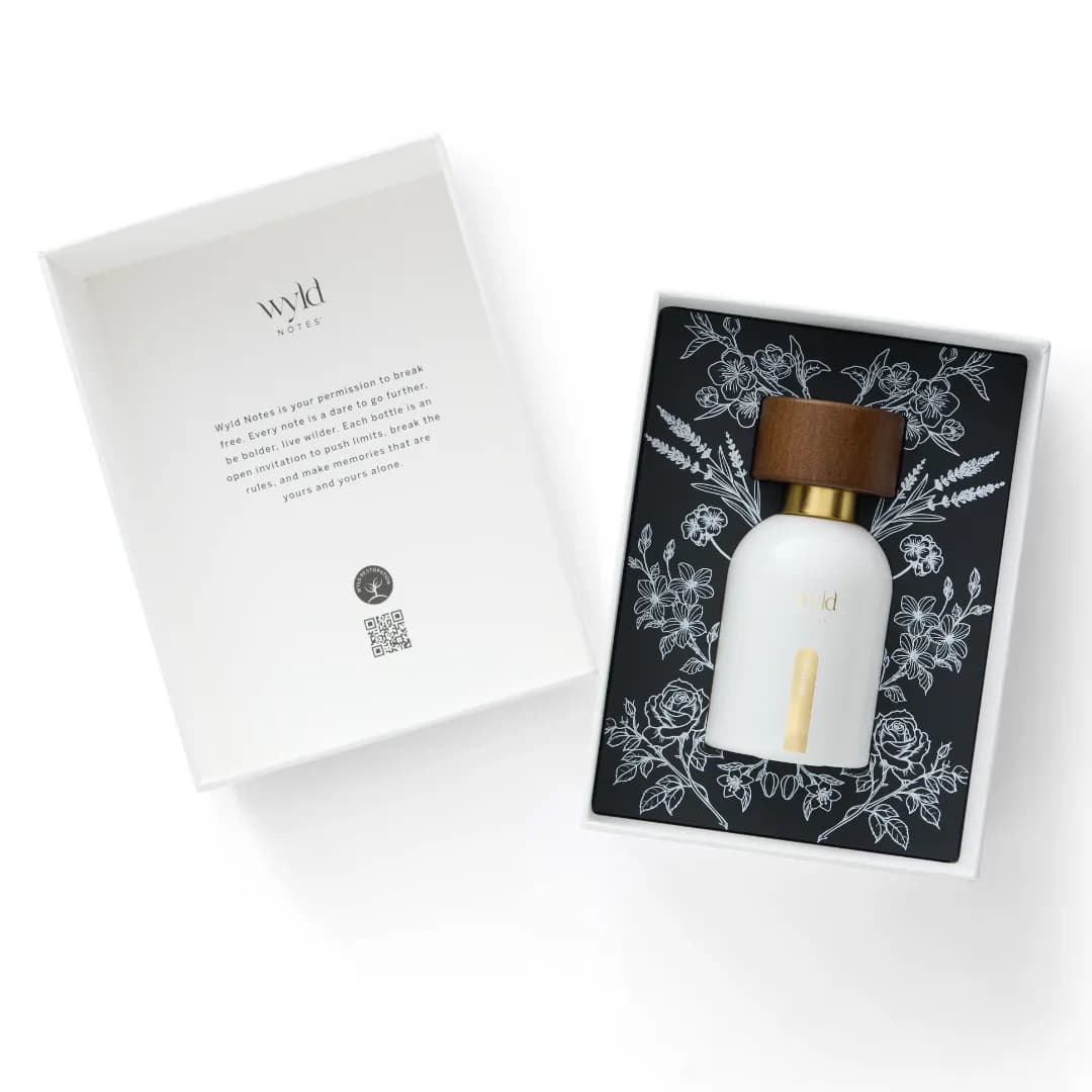 White Lie de Wyld Notes junto a su caja abierta