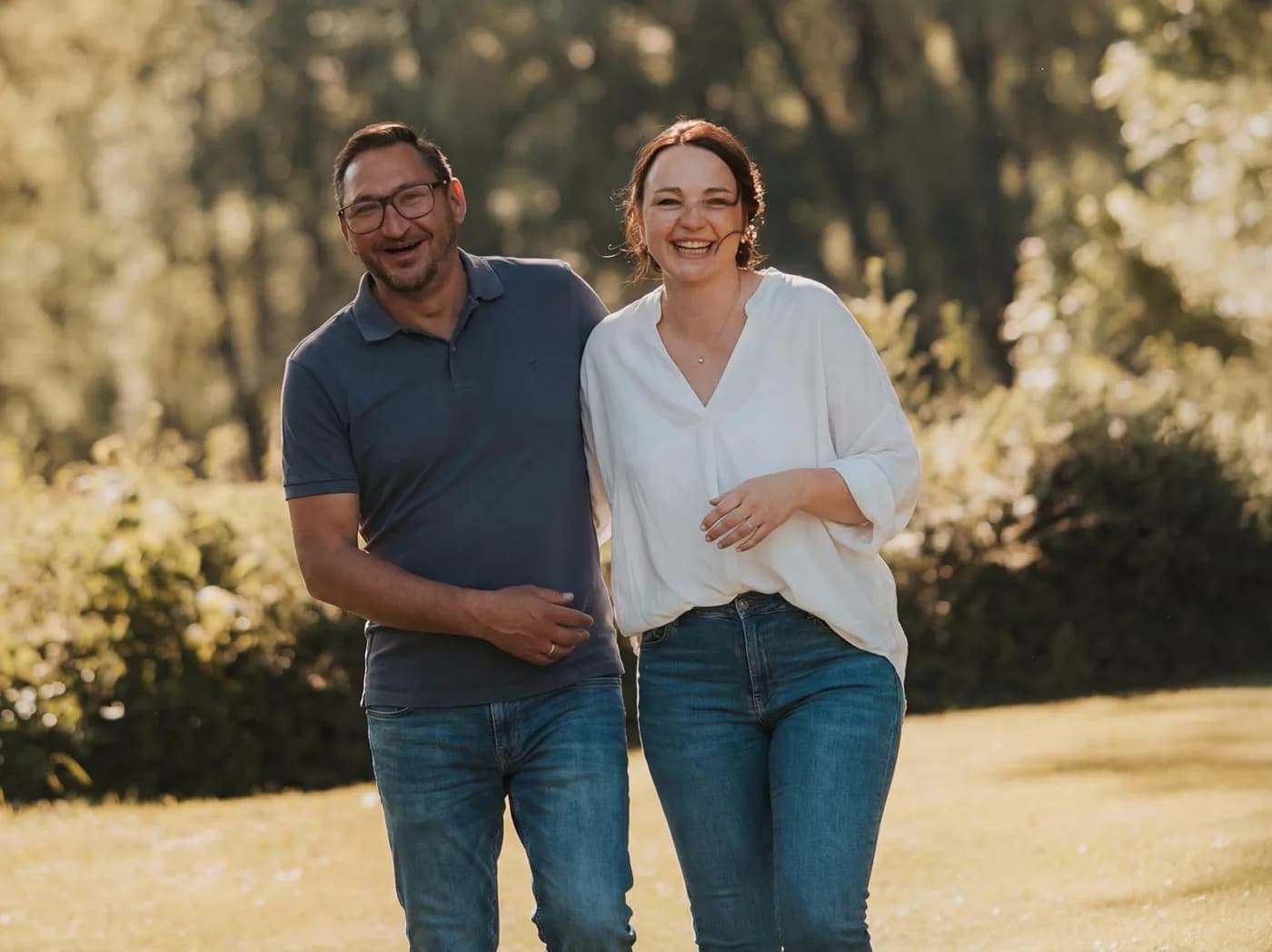 Dominik y Sabrina de Wienen Media en un prado a la luz del atardecer